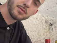PRISHTINË | RËNDOHET TRAGJEDIA PËR FAMILJEN GASHI; FATLUM GASHI (I BIRI I SHEMSIUT) NGA LLAPUSHNIKU VDIQ NË SPITAL SI PASOJË E NJË AKSIDENTI AUTOMOBILISTIK KU MBETËN TË VDEKUR EDHE PRINDËRIT E TIJ.