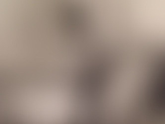 NJË GRUA DUKE PRERË TORTËN E DITËLINDJES NË IRANIN E VITIT 1973.