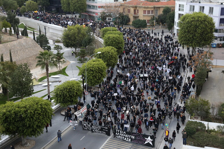 QIPRO | U MBAJT PROTESTË KUNDËR PRANISË SË BAZAVE USHTARAKE BRITANIKE; QYTETARËT KËRKOJNË MBYLLJEN E TYRE.