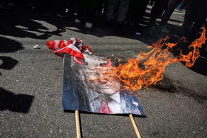 SHËN PAL; REPUBLIKA FEDERALE E BRAZILIT | ORGANIZATAT KOMUNISTE DOLËN NË PROTESTË KUNDËR PRESIDENTIT DANLLD TRAMP (DONALD TRAMP) DHE ISH-PRESIDENTIT JAIR BOLSONARO; DOGJËN FLAMURIN AMERIKAN.
