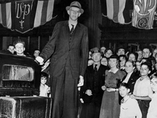 ROBERT UADLOU (WADLOW) | HISTORIA E NJERIUT MË TË GJATË NË BOTË; DIETA E TIJ ISHTE 5000 KALORI NË DITË; LINDI SI FOSHNJË NORMALE; NJË MOSFUNKSIONIM NË TRUPIN E TIJ E SHNDËRROI NË GJIGAND 2.72 CM.