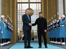 PRESIDENTI TURK REXHEP TAIP ERDOGAN I KËRKOI HOMOLOGUT VOLODIMIR ZELENSKI TË RIFILLOHEN BISEDIMET ME MOSKËN NË STAMBOLL.