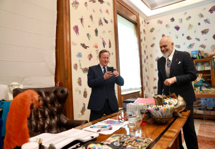 KRYEMINISTRI EDI RAMA PRITI SEKRETARIN E JASHTËM BRITANIK DEIVID KEMËROUN (DAVID CAMERON).