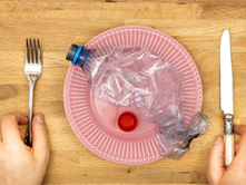 KËTO JANË USHQIMET QË PËRMBAJNË SASI TË MËDHA MIKROPLASTIKE (USHQIME NË DUKJE TË MIRA HYJNË NË DIETAT ÇDO DITË PA DYSHUAR SE ATO MUND TË FSHEHIN MILIONA GRIMCA TË VOGLA PLASTIKE).