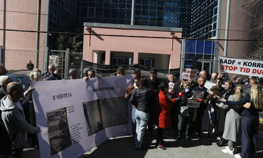TIRANË | BANORËT E FSHATIT RRJOLL GODITËN ME VEZË NDËRTESËN E PROKURORISË SË POSAÇME KUNDËR KORRUPSIONIT DHE KRIMIT TË ORGANIZUAR (SPAK); KËRKOJNË PROCEDIM PENAL NDAJ OLIGARKUT BASHKIM ULAJ.