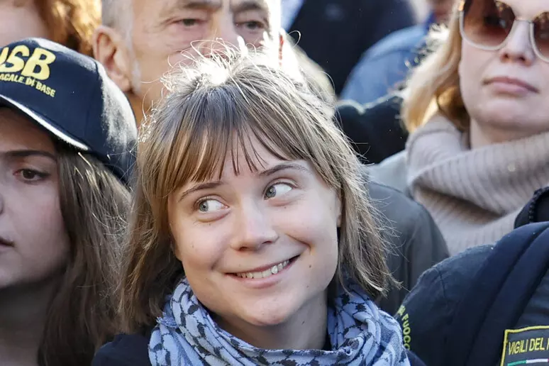 LONDËR | GRETA THANBËRG (THUNBERG) U ARRESTUA GJATË NJË PROTESTE SOLIDARIZUESE ME VEPRIMTARËT E ORGANIZATËS TERRORISTE “AKSIONI PËR PALESTINËN”.