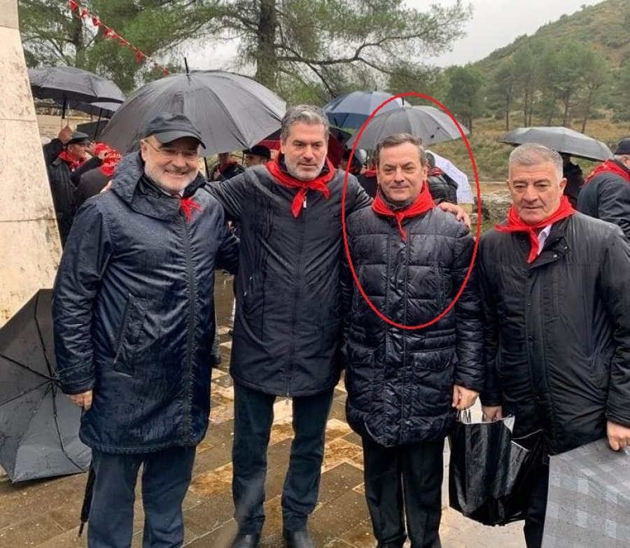 SOKOL SADUSHI SI KOMISAR I PARTISË SLLAVO-TITISTO-STALINISTE U SHFAQ ME SHALLIN E KUQ.