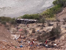 PERU | AUTOBUSI DOLI NGA RRUGA DHE RA NË PËRRUA; TË PAKTËN 37 TË VDEKUR DHE 18 TË PLAGOSUR.
