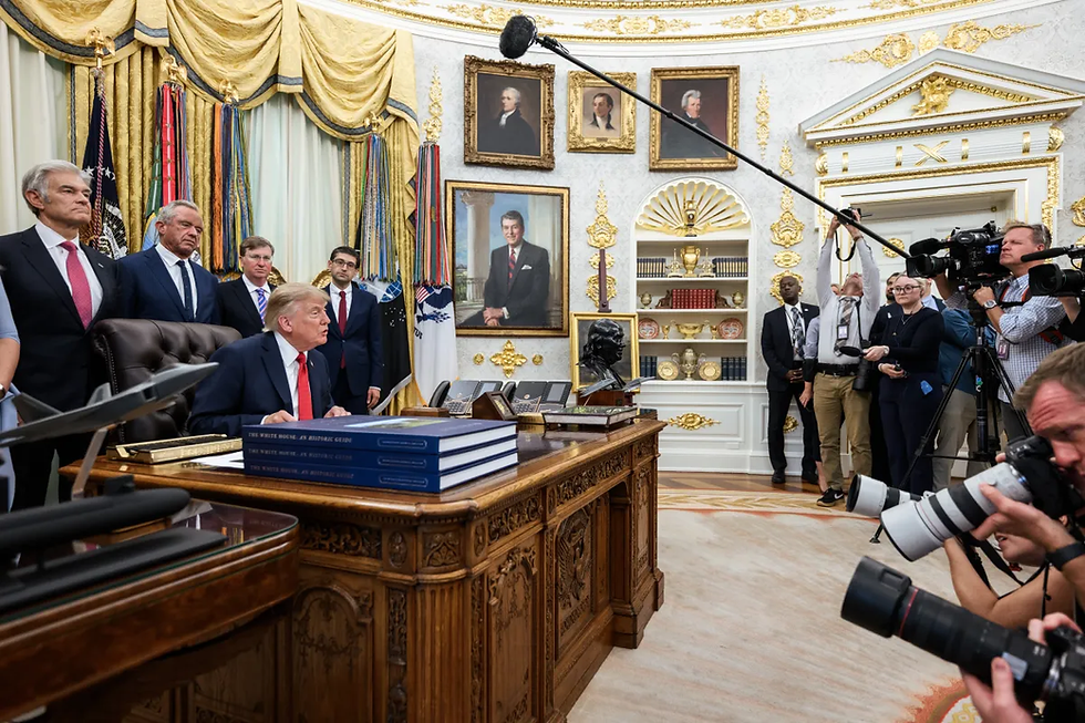 PRESIDENTI DANLLD TRAMP (DONALD TRUMP) NËNSHKROI MARRËVESHJE SIGURIE ME GRENLANDËN DHE MBRETËRINË E DANIMARKËS.