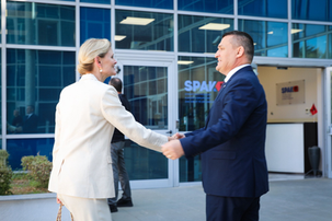 E NGARKUARA ME PUNË E SHBA-ës NË REPUBLIKËN E SHQIPËRISË NENSI (NANCY) VANHORN U TAKUA ME KREUN E PROKURORISË SË POSAÇME (SPAK) ALTIN DUMANI DHE ME DISA PREJ PROKURORËVE TË PËRKUSHTUAR TË SAJ.