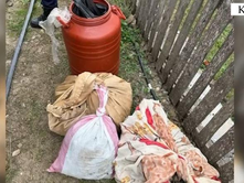 FSHATI VINJOLL; KURBIN | BEGTASH ZENELI (ME MOSHË 62 VJEÇ) U ARRESTUA; MBI 7 KG HASHASH NË BANESË.