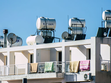 NË THELB KENI UJË TË NXEHTË FALAS: SI U BË QIPRO UDHËHEQËS BOTËROR NË NGROHJEN DIELLORE? | PANELI I PARË U VENDOS NË VITIN 1960 I PREZANTUAR NGA IZRAELITËT.