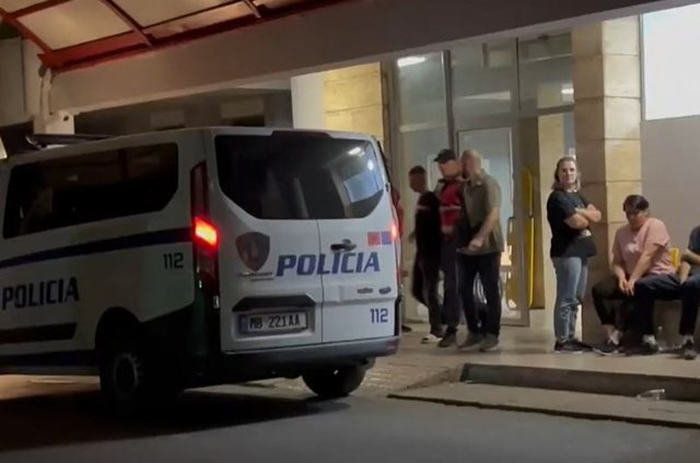 Subjekti i konsideruar si vrasës i të miturit Erald Xhejo duke dalë nga spitali ku mori mjekim.