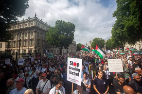 DHJETËRA MBËSHTETËS TË GRUPIT PRO-PALESTINEZ U ARRESTUAN NË MBRETËRINË E BASHKUAR | SUBJEKTI “PALESTINA ACTION” ËSHTË KLASIFIKUAR SI ORGANIZATË TERRORISTE.