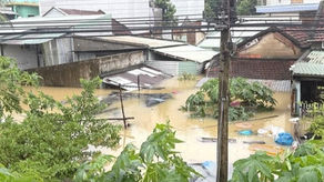 VIETNAM | 52 TË VDEKUR NGA PËRMBYTJET; MBI 100 MILIONË $ DËME.