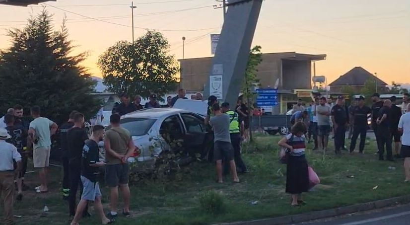 Pamje nga vendi i aksidentit automobilistik