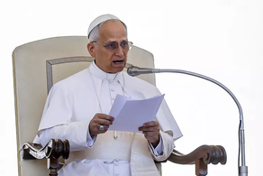 PAPA LEO XIV-të: BULIMI NË RRJETET SOCIALE VIRTUALE; SHOQËRIA JONË ËSHTË E SËMURË; JEMI TË HIPERLIDHUR; TË BOMBARDUAR NGA PAMJE TË RREME OSE TË SHTREMBËRUARA; TË PËRMIRËSOJMË MËNYRËN E KOMUNIKIMIT.