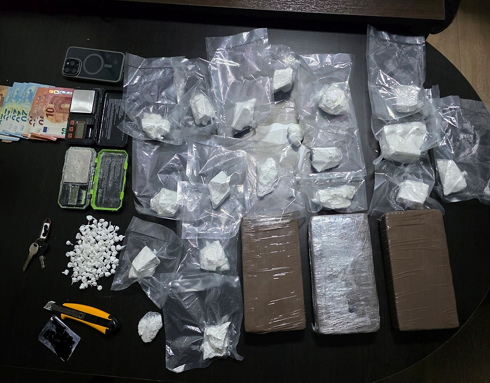 Pamje fotografike që pasqyron sendet e sekuestruara nga Policia e Republikës së Kosovës.