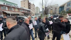 SHKODËR | BANORËT E FSHATIT RRJOLL PROTESTUAN PËRPARA PROKURORISË DHE BASHKISË; DENONCUAN SE PO U PUSHTOHET TOKA.