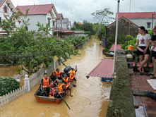 VIETNAM | 9 TË VDEKUR DHE MIJËRA TË EVAKUUAR PËR SHKAK TË MOTIT TË KEQ.