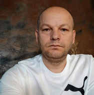 RRUGA “ZENEL BAJRAKTARI”; PRISHTINË | SKËNDER ALIU U GJET I VDEKUR; PO HETOHET PËR VRASJE OSE VETËVRASJE.