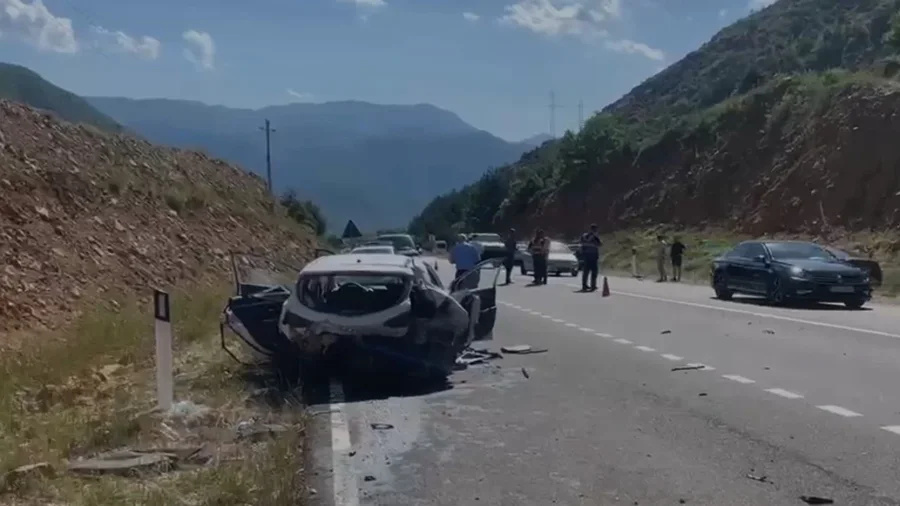 “PLANI I BARDHË”; KLOS | HALIL GJASHI MBETI I VDEKUR NË AKSIDENT AUTOMOBILISTIK; TË PLAGOSUR MBETËN XHONI SALLAKU; SAJMIR CECJA; ALFRED RUÇI; PËRPARIM RUÇI.