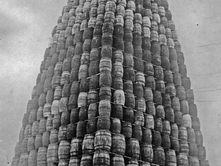 NJË KULLË E NDËRTUAR ME FUÇI ALKOOLI E CILA U SHKATËRRUA GJATË PERIUDHËS SË NDALIMIT (PROIBICIONIZMIT) NË VITIN 1929.