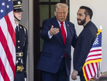 PRESIDENTI DANLLD TRAMP (DONALD TRUMP) DUKE FOLUR NË ZYRËN OVALE ME PRESIDENTIN E SALVADORIT NAIB (NAYIB) BUKELE THA: SË SHPEJTI DISA PROPOZIME PËR TË NDALUR LUFTËN NË UKRAINË.