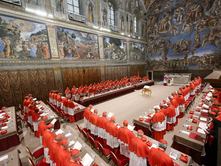 VATIKAN: FILLOI MESHA E PARË E PAPA PREVOSTIT NË KAPELËN SISTINE.