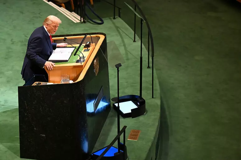 PRESIDENTI DANLLD TRAMP (DONALD TRUMP): RUSIA PO LUFTON PA QËLLIM; NJË FUQI E VËRTETË USHTARAKE DO TË KISHTE FITUAR BRENDA NJË JAVE; RUSIA DUKET SI TIGER PREJ LETRE.