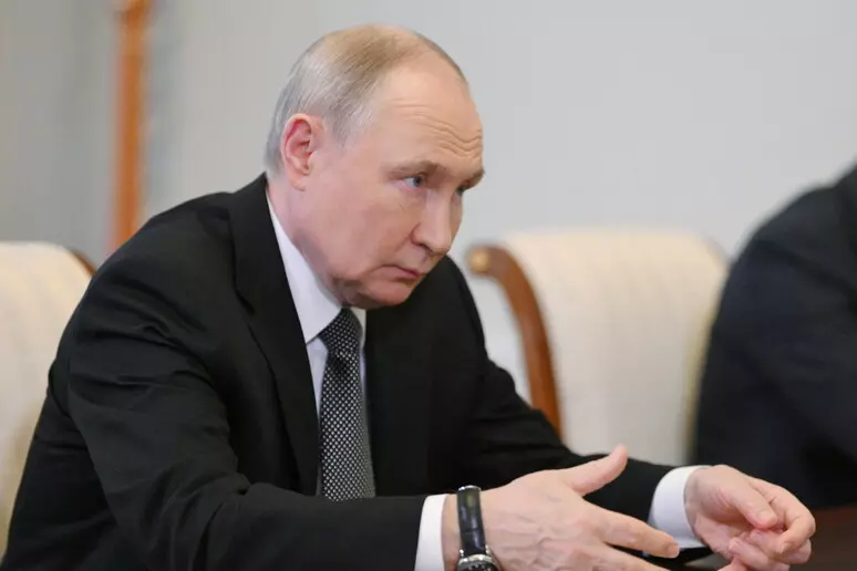 PRESIDENTI VLADIMIR PUTIN GJATË NJË TAKIMI NATËN VONË ME PËRFAQËSUES TË AGJENCIVE KRYESORE NDËRKOMBËTARE TË LAJMEVE THA: NJË ZGJIDHJE QË GARANTON IRANIN DHE IZRAELIN ËSHTË E MUNDUR.