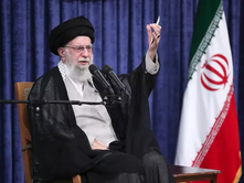 UDHËHEQËSI SUPREM I IRANIT ALI KHAMENEI: DO T’UA THYEJMË SHPINËN KRYENGRITËSVE.