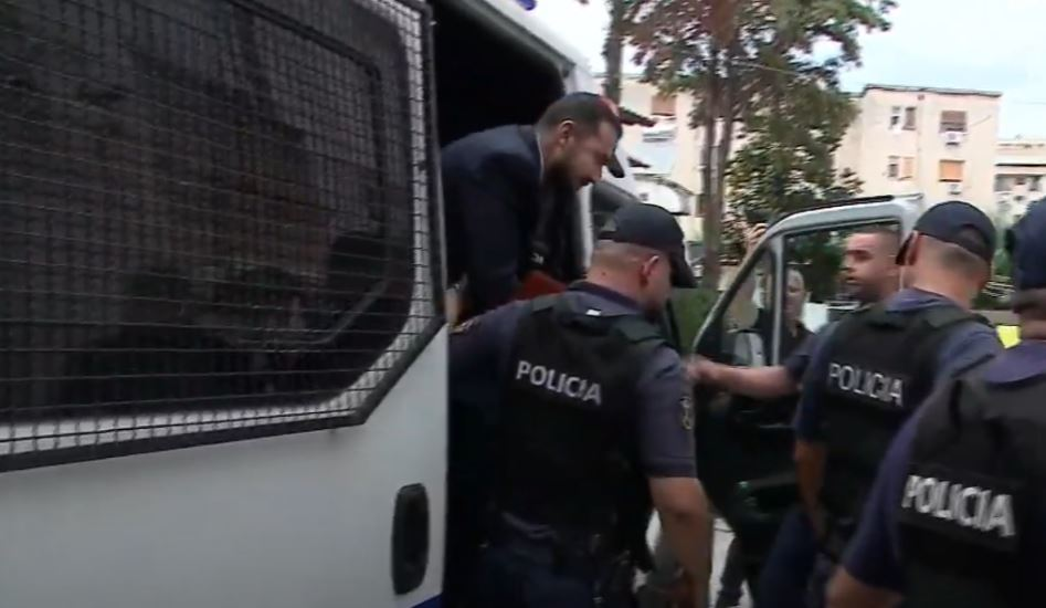 ISH-DEPUTETI I PARTISË DEMOKRATIKE TË SHQIPËRISË ERVIN SALIANJI U LIRUA NGA BURGU ME VENDIM TË GJYKATËS SË FIERIT.