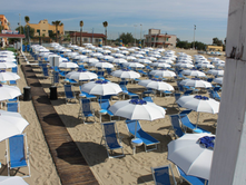 ITALI: DERI NË 700 EURO NË DITË PËR TË QËNDRUAR NË BREGDET ME NJË ÇADËR DHE ME NJË SHEZLLONG.