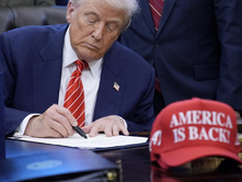 PRESIDENTI DANLLD TRAMP (DONALD TRUMP): KEMI MUNICIONE PAMBARIM; MUND TË BËJMË LUFTË PËRGJITHMONË.