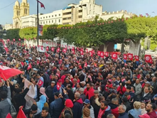 TUNIZI | MILITANTËT POLITIKË MBËSHTETËS TË PRESIDENTIT KAIS SAIED DOLËN NË RRUGËT E TUNIZISË DUKE DEMONSTRUAR KUNDËR NDËRHYRJES SË HUAJ NË DITËN E REVOLUCIONIT.