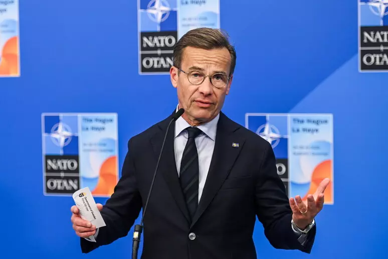 SUEDI | KRYEMINISTRI ULF KRISTERSSON ËSHTË KRITIKUAR ASHPËR PASI PRANOI SE KËSHILLOHEJ RREGULLISHT ME MJETE TË INTELIGJENCËS ARTIFICIALE PËR MENDIME TË DYTA GJATË ROLIT TË TIJ SI UDHËHEQËS I VENDIT.