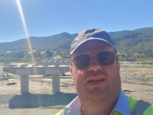 FSHATI PAULESH; PEQIN | U ARRESTUA ENVER HOXHA; KONSIDEROHET PËRGJEGJËS PËR VDEKJEN NË VENDIN E PUNËS TË GURI DASHIT NGA FSHATI RRAJCË I LIBRAZHDIT (BANUES NË POGRADEC).