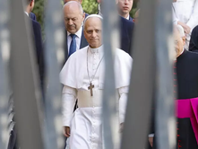 VATIKAN | PAPA LEO XIV-të U TAKUA ME KARDINALËT | U KËRKOI TA NDIHMOJNË NË ROLIN E TIJ; VLERËSOI PAPA FRANÇESKUN ME STILIN E TIJ TË PËRKUSHTIMIT TË PLOTË NË SHËRBIM DHE THELBËSISË SË MATUR NË JETË.