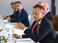 MINISTRI I JASHTËM HUNGAREZ PITER SIARTO (PÉTER SZIJJÁRTÓ): VENDE TË BASHKIMIT EVROPIAN BLEJNË FSHEHURAZI NAFTË RUSE.