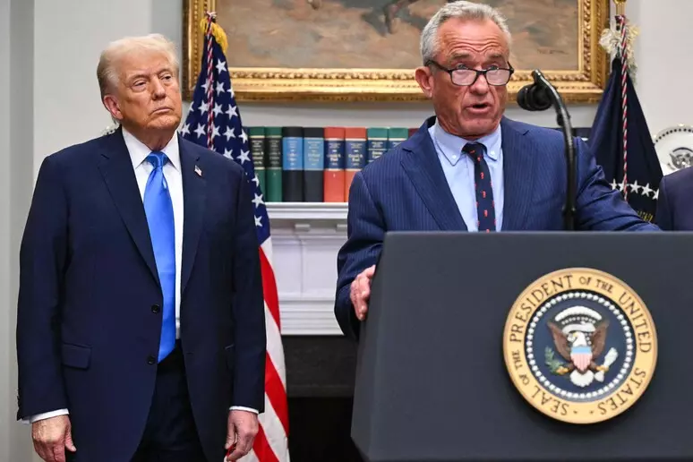 PRESIDENTI DANLLD TRAMP (DONALD TRUMP) SULMON TYLENOL DHE VAKSINËN KUNDËR HEPATITIT B.