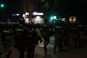 LUFTË URBANE NË BEOGRAD: 48 OFICERË POLICIE DHE 22 PROTESTUES TË PLAGOSUR NË PËRLESHJE; 77 ARRESTIME.