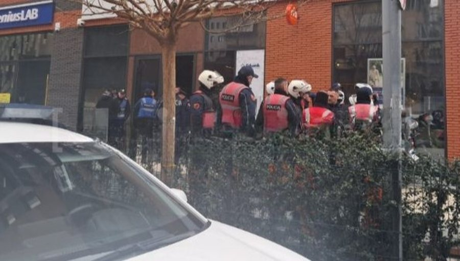 Pamje fotografike amatore nga vendi i ngjarjes kriminale