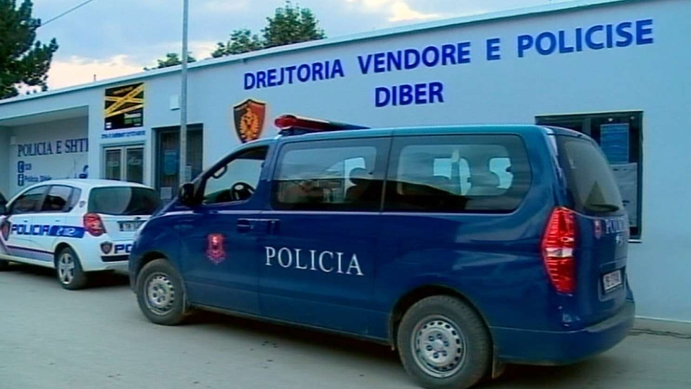 RRUGA E ARBRIT; DIBËR | BLEDAR SPAHIU U PËRFSHI NË AKSIDENT AUTOMOBILISTIK; VDIQ (U NIS PËR TË SHUAR FLAKËT NË LURË; PUNONJËSI I ZONAVE TË MBROJTURA).