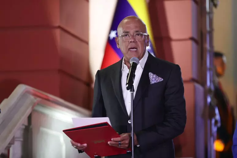 VENEZUELË | PRESIDENTI ÇAVISTO-KOMUNIST I ASAMBLESË KOMBËTARE JORGE RODRIGUEZ MBROJTI ROLIN E GAZETARISË SË PAVARUR DHE PRANOI GABIMET NË LIDHJE ME TË BURGOSURIT POLITIKË.