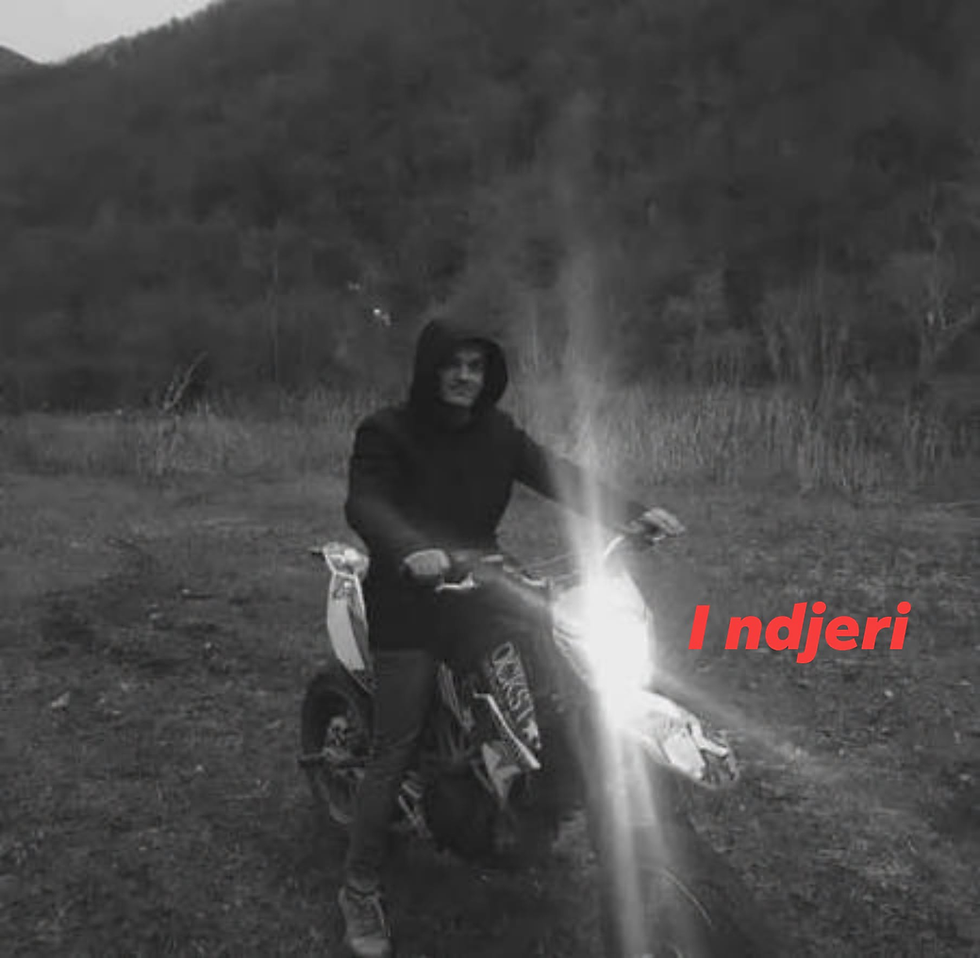 FSHATI POGRAGJË; GJILAN | RAMIZ ARIFI U SHPALL NË KËRKIM POLICOR; DORAS NË VRASJEN E TË BIRIT BAJRAM ARIFI.