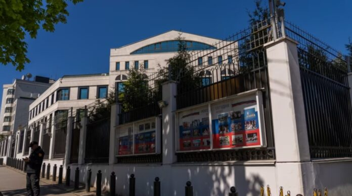NJË AUTOMJET U PËRPLAS NË PORTËN E AMBASADËS RUSE NË MOLDAVI | U ARESTUA DREJTUESI I AUTOMJETIT.