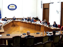 DEPUTETËT E KOMISIONIT HETIMOR RANË DAKORD BASHKARISHT PËR TË SHPËRBLYER VETEN ME NJË RROGË SHTESË | MOTIVACIONI: U KËPUTËN NË BYTHË NGA PUNA E RËNDË.