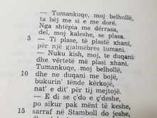 NJIHUNI ME VERSIONIN ORIGJINAL TË KËNGËS ÇAME ME TITULL “TUMANKUQE MOJ BELHOLLË”; VERISON I VITIT 1960.