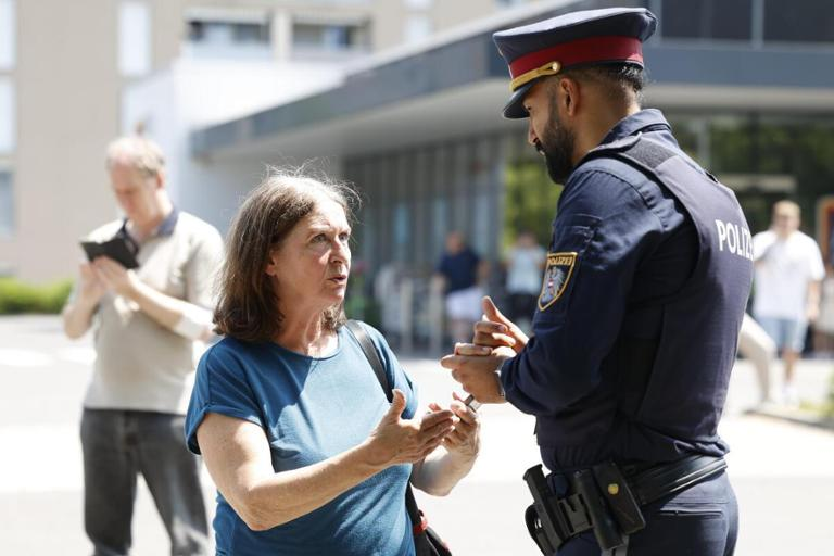 Kryetarja e bashkisë së Grazit, Elke Kahr (KPÖ) dhe një oficer policie qëndrojnë pranë vendit të ngjarjes në Graz. Policia po kryen një operacion të madh në një shkollë në Graz në Dreierschützengasse.